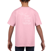 Afbeelding in Gallery-weergave laden, Roze Love Gymnastics T-shirt keuze uit 6 logo's of je naam! UNISEX